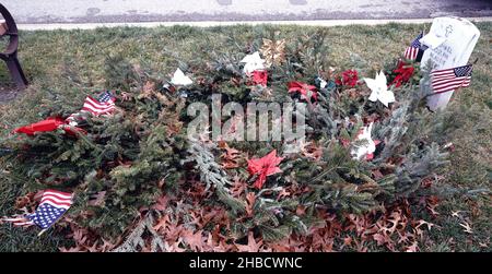 De nombreuses couronnes sont présentes sur le site de sépulture de l'ancien combattant du Vietnam Michael Blassie, au cimetière national de Jefferson Barracks, à Saint-Louis, le samedi 18 décembre 2021.Couronnes à travers l'Amérique, une cérémonie de pose de couronnes de vacances pour honorer et se souvenir des anciens combattants du pays, a lieu dans les cinq cimetières des anciens combattants du Missouri où 14 000 couronnes seront placées sur des pierres de tête.Blassie était un officier de la Force aérienne des États-Unis qui a été tué en action pendant la guerre du Vietnam en mai 1972.Avant l'identification de ses restes, Blassie était le membre inconnu de la guerre du Vietnam enterré à la tombe de la Banque D'Images