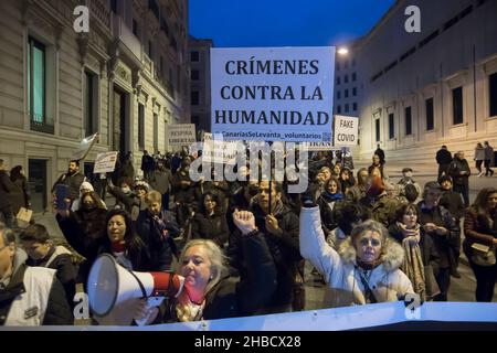 Madrid, Madrid, Espagne.18th décembre 2021.Démonstration du mouvement des gilets blancs et des dénieurs qui nient l'existence du covid-19 à Madrid.En dépit du fait que le Président de l'Espagne Pedro Sanchez a convoqué une Conférence extraordinaire des présidents la semaine prochaine pour aborder la situation de Covid-19 et renforcer la coordination institutionnelle et la coopération entre les communautés.Crédit : ZUMA Press, Inc./Alay Live News Banque D'Images