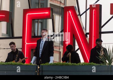 Seattle, États-Unis.17th novembre 2021.Macklemore et Windrer sur le toit à Pike place Market tournage d'une vidéo. Banque D'Images