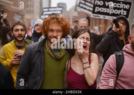 Londres, Royaume-Uni.18th décembre 2021.Un manifestant a vu crier, pendant la démonstration.Les manifestants anti-vaccin et anti-vaccin ont rejoint les opposants aux restrictions de Covid 19, se sont rassemblés sur la place du Parlement et ont défilé dans le centre de Londres.(Photo de Thomas Krych/SOPA Images/Sipa USA) crédit: SIPA USA/Alay Live News Banque D'Images