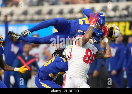 Inglewood, États-Unis.18th décembre 2021.Los Angeles Chargers Nasir Addreley (24) brise un passage à New York Giants Tight End Evan engram (88) lors du premier quart d'action au SOFI Stadium le dimanche 12 décembre 2021, à Inglewood, Californie.Photo de Jon SooHoo/UPI crédit: UPI/Alay Live News Banque D'Images