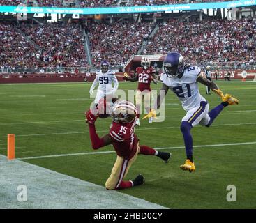 Santa Clara, États-Unis.18th décembre 2021.San Francisco 49ers le grand récepteur Jauan Jennings (15) capture un pass du quartier-arrière Jimmy Garoppolo dans le troisième trimestre contre les Vikings du Minnesota au stade Levi's à Santa Clara, Californie, le dimanche 28 novembre 2021.Appelé touchdown sur le terrain, le jeu a été inversé à la revue et a été exclu hors limites.Les 49ers battit les Vikings 34-26.Photo de Terry Schmitt/UPI crédit: UPI/Alay Live News Banque D'Images