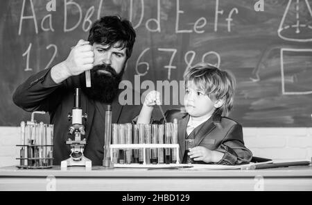 J'aime étudier à l'école. Enseignant et élève en laboratoire chimique. Étudier la chimie et la biologie. Étudier est intéressant. Invention chimique. Etude Banque D'Images