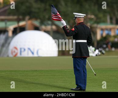 Orlando, Floride, États-Unis.18th décembre 2021.Un membre de l'armée détient le drapeau des États-Unis du vert de 18th lors de la première partie du championnat PNC au Ritz-Carlton Golf Club d'Orlando, en Floride.(Credit image: © Debby Wong/ZUMA Press Wire) Credit: ZUMA Press, Inc./Alamy Live News Banque D'Images