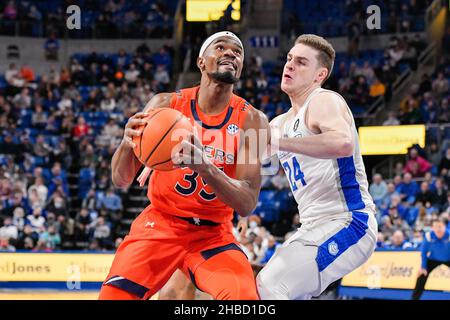 18 décembre 2021: Le garde des Tigres Auburn Devan Cambridge (35) entre dans la défense de Saint Louis Billikens garde Gibson Jimerson (24) pour un tir dans un match où les Tigres Auburn ont visité les Billikens de Saint Louis.Tenue à l'aréna Chaifetz à Saint-Louis, Mo Richard Ulreich/CSM Banque D'Images