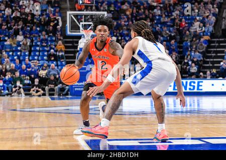 18 décembre 2021 : la garde des Tigres Auburn, Zep Jasper (12), va à l'encontre de la défense de Saint Louis Billikens, la garde Yuri Collins (1), dans un match où les Tigres Auburn ont visité le St. Louis Billikens.Tenue à l'aréna Chaifetz à Saint-Louis, Mo Richard Ulreich/CSM Banque D'Images