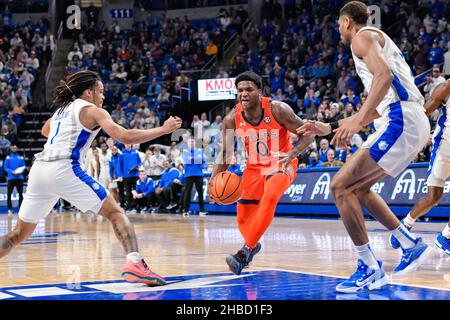 18 décembre 2021 : le garde des Tigres Auburn K.D. Johnson (0) tente de conduire entre la défense de Saint Louis Billikens, la garde Yuri Collins (1) et Saint Louis Billikens, l'avant Francis Okoro (5), dans un jeu où les Tigres Auburn ont visité le Saint Louis Billikens.Tenue à l'aréna Chaifetz à Saint-Louis, Mo Richard Ulreich/CSM Banque D'Images