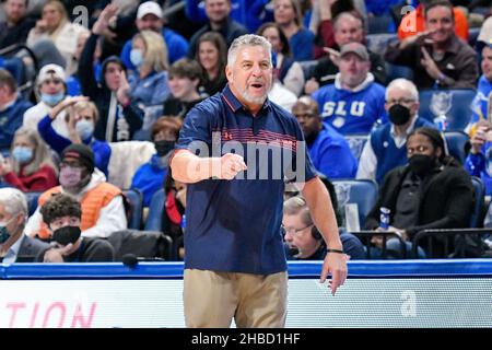 18 décembre 2021 : Bruce Pearl, entraîneur-chef des Tigres Auburn, s'élance à l'officiel dans un match où les Tigres Auburn ont visité les Billikens de St. Louis.Tenue à l'aréna Chaifetz à Saint-Louis, Mo Richard Ulreich/CSM Banque D'Images