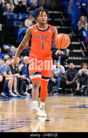 18 décembre 2021: Auburn Tigers garde Wendell Green Jr. (1) amène le ballon sur un terrain où les Auburn Tigers ont visité le St. Louis Billikens.Tenue à l'aréna Chaifetz à Saint-Louis, Mo Richard Ulreich/CSM Banque D'Images