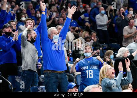 18 décembre 2021 : les fans de Saint Louis célèbrent l'action sur le terrain lors d'un match où les Tigres Auburn ont visité les Billikens de Saint Louis.Tenue à l'aréna Chaifetz à Saint-Louis, Mo Richard Ulreich/CSM Banque D'Images