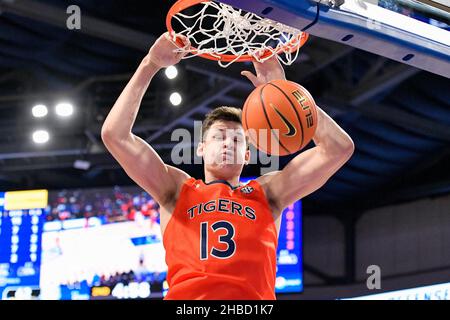 18 décembre 2021: Auburn Tigers avance Walker Kessler (13) avec le panier de dunk slam dans un jeu où les Tigers Auburn ont visité le St Louis Billikens.Tenue à l'aréna Chaifetz à Saint-Louis, Mo Richard Ulreich/CSM Banque D'Images