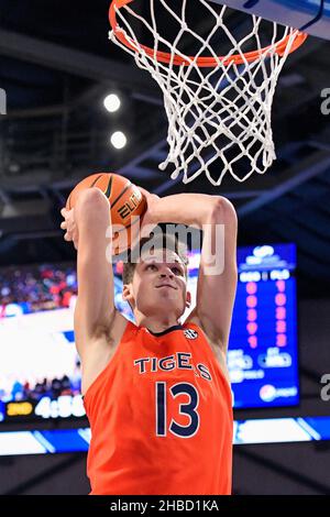 18 décembre 2021: L'avant des Tigres Auburn Walker Kessler (13) monte pour un panier de dunk slam dans un jeu où les Tigres Auburn ont visité le St. Louis Billikens.Tenue à l'aréna Chaifetz à Saint-Louis, Mo Richard Ulreich/CSM Banque D'Images