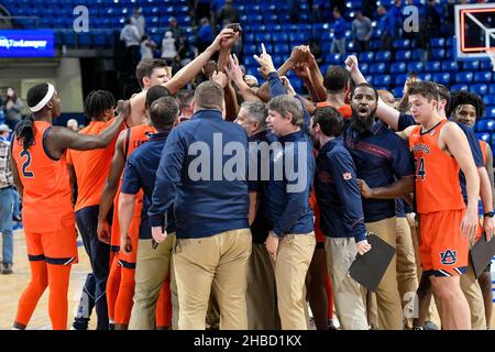 18 décembre 2021 : les Tigres Auburn célèbrent leur victoire dans un match où les Tigres Auburn ont visité les Billikens de Saint-Louis.Tenue à l'aréna Chaifetz à Saint-Louis, Mo Richard Ulreich/CSM Banque D'Images