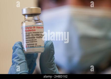 Londres, Royaume-Uni.30th novembre 2021.Un agent de santé tient un flacon contenant le vaccin de rappel Covid-19 dans un centre de vaccination.Le gouvernement déploie actuellement un programme de vaccination de rappel en offrant un jab Covid-19 à toute personne âgée de plus de 18 ans, d'ici la fin du mois de décembre.(Image de crédit : © Dinendra Haria/SOPA Images via ZUMA Press Wire) Banque D'Images