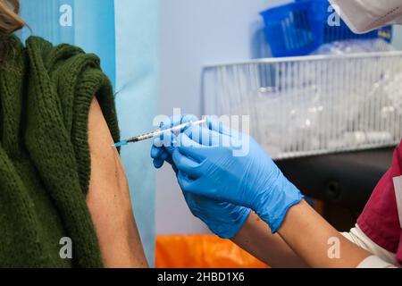 Londres, Royaume-Uni.3rd décembre 2021.Un agent de santé administre un vaccin de rappel Covid-19 à une femme dans un centre de vaccination.Le gouvernement déploie actuellement un programme de vaccination de rappel en offrant un jab Covid-19 à toute personne âgée de plus de 18 ans, d'ici la fin du mois de décembre.(Image de crédit : © Dinendra Haria/SOPA Images via ZUMA Press Wire) Banque D'Images