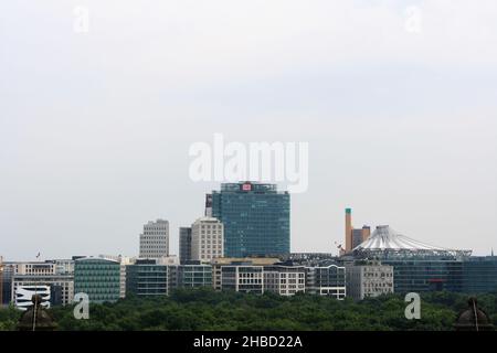 Le paysage urbain de Berlin en été avec le bâtiment Deutsche Bahn et le centre Sony vue depuis le toit du Reichstag.Fond ciel bleu clair.Personne. Banque D'Images