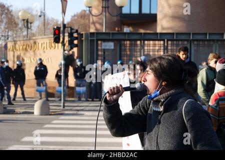 Turin, Italie.17th décembre 2021.Les gens manifestent devant le tribunal de la ville contre la police accusée de battre une fille pendant une détention.De la Banque D'Images