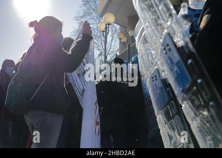 Turin, Italie.17th décembre 2021.Les gens manifestent devant le tribunal de la ville contre la police accusée de battre une fille pendant une détention.De la Banque D'Images