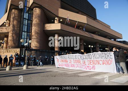 Turin, Italie.17th décembre 2021.Les gens manifestent devant le tribunal de la ville contre la police accusée de battre une fille pendant une détention.De la Banque D'Images