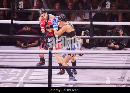 Tampa, Floride, États-Unis.18th décembre 2021.Amanda Serrano en action contre Miriam Gutierrez lors d'un match de boxe à Amalie Boxe Arena à Tampa, Floride.Credit: Yaroslav Sabitov/YES Market Media/Alay Live News Banque D'Images