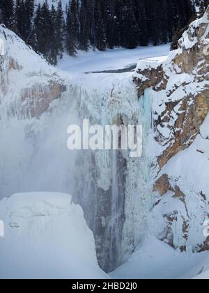 Gelée Upper Falls de la rivière Yellowstone dans le parc national de Yellowstone en hiver. Banque D'Images