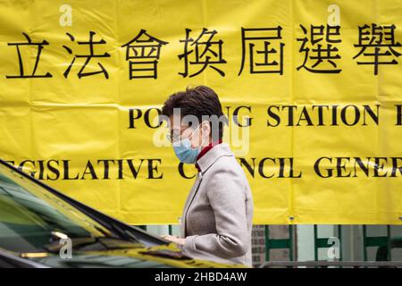 Hong Kong, Chine.19th décembre 2021.Le chef de l'exécutif de Hong Kong, Carrie Lam Cheng Yuet-ngor, arrive au bureau de vote pour voter à l'élection générale du Conseil législatif de 2021.il s'agit de la première élection majeure du conseil législatif depuis la réforme du système électoral, une répression majeure contre les partis pro-démocratiques,Et la mise en place de la loi de sécurité nationale de Hong Kong, avec la mise en place du Comité de révision de l'éligibilité des candidats pour s'assurer que seuls les candidats patriotes sont autorisés, car plusieurs militants pro-démocrates ont boycotté et arrêté.Crédit : SOPA Images Limited/Alamy Live News Banque D'Images