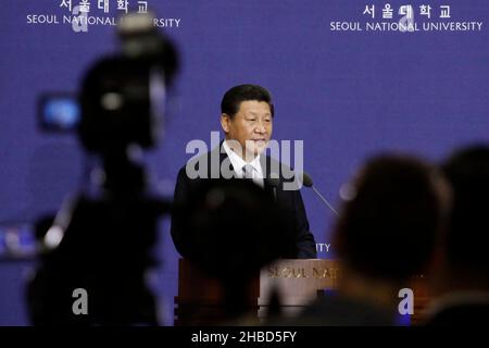 3 déc 2021-Séoul, Corée du Sud-Xi Jinping du Secrétaire général du Parti communiste chinois parle lors d'une conférence spéciale à l'Université nationale de Séoul, Corée du Sud, dans cette photo prise date est le 4 juillet 2014. Banque D'Images