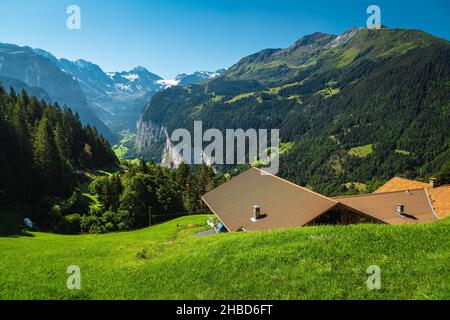 Maison sur la belle place dans les Alpes avec une vue incroyable, vallée de Lauterbrunnen, Wengen, Oberland bernois, Suisse,Europe Banque D'Images