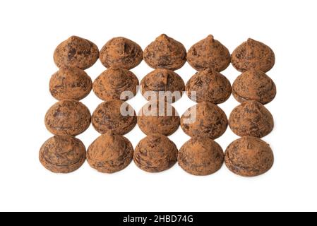 Truffes au chocolat isolées sur fond blanc.Bonbons au chocolat. Banque D'Images