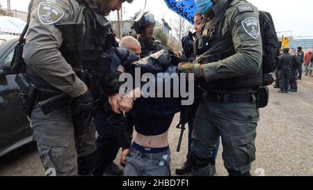 La police des frontières a mis en détention un militant de gauche israélien lors d'une manifestation contre l'occupation israélienne et les activités de colonisation dans le quartier de Sheikh Jarrah le 17 décembre 2021 à Jérusalem, en Israël.Le quartier palestinien de Sheikh Jarrah est actuellement au centre d'un certain nombre de conflits de propriété entre Palestiniens et Israéliens juifs de droite.Certaines maisons ont été occupées par des colons israéliens à la suite d'une décision du tribunal. Banque D'Images