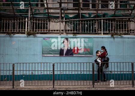 Hong Kong, Chine.15th décembre 2021.Affiche électorale d'un candidat pro-chinois (Starry Lee Wai-King) vu dans Hung Hom.quelques jours avant l'élection générale du Conseil législatif de 2021, de nombreuses propagande et affiches du gouvernement de Hong long et les candidats exposés dans toute la ville semi-autonome.(Photo par Alex Chan TSZ Yuk/SOPA Images/Sipa USA) crédit: SIPA USA/Alay Live News Banque D'Images