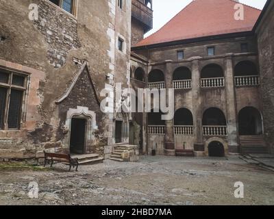 Vue mystique du château et détails architecturaux dans des conditions brumeuses Banque D'Images