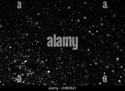 texture du bokeh de neige sur fond noir, flocons de neige tombant dans la superposition du ciel Banque D'Images