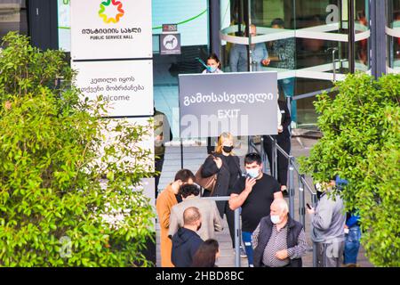 Gros plan un groupe de personnes avec des masques médicaux quittent le service public de Tbilissi.Géorgie.7th octobre 2020 Banque D'Images