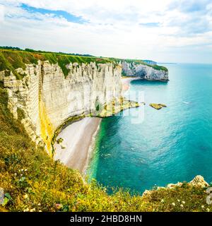 Vue latérale des falaises d'Etretat en Normandie, France.1x1 Banque D'Images