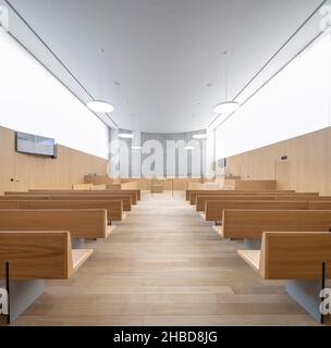 Salle d'audience dans un palais de justice (Nouvelle Cité judiciaire de Mont-de-Marsan (40000), Landes (40), Nouvelle-Aquitaine, France). Banque D'Images