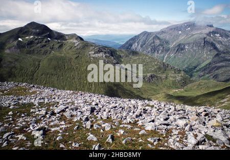 Archive image été 1989.Les Mamores dans les montagnes centrales de l'Écosse.Le sommet de Ben Nevis, la plus haute montagne d'Écosse, est à l'extrême droite.(numérisation à partir de 35mm transparents). Banque D'Images