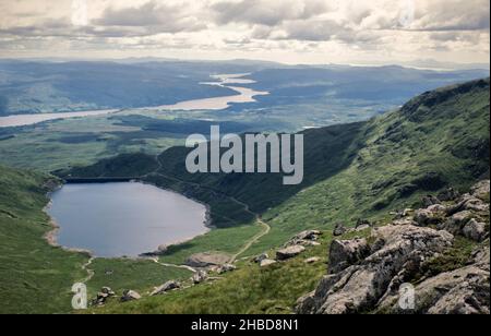 Archive image été 1987.Le barrage de Cruachan à Ben Cruachan, une centrale hydroélectrique dans la montagne.Vue d'en haut tout en traversant Ben Cruachan, en Écosse.Le Loch Awe est visible au loin.(numérisation à partir de 35mm transparents). Banque D'Images