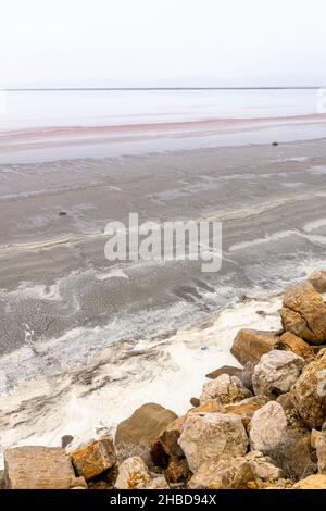 Photo verticale au-dessus du lac salé en Turquie en automne pendant la journée nuageuse.Paysage pâle avec des rochers et des reflets gris des montagnes dans le backgr Banque D'Images