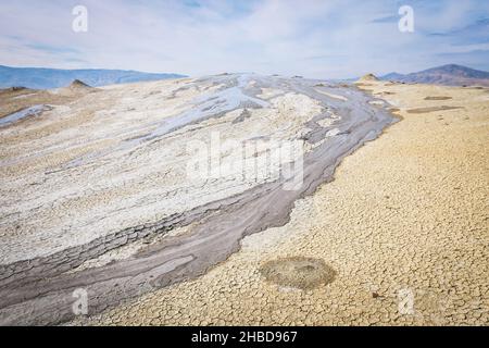 La vue panoramique des volcans de boue à Chacuna a réussi à reseve en Géorgie.Lieux mystérieux et uniques dans le caucase. Banque D'Images