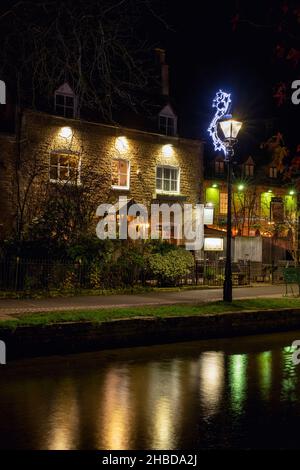 Le restaurant Rose Tree le soir à noël.Bourton on the Water, Cotswolds, Gloucestershire, Angleterre Banque D'Images