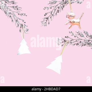 Branches argentées et arbres de Noël sur fond rose.Décoration or chat.Concept Joyeux Noël Banque D'Images