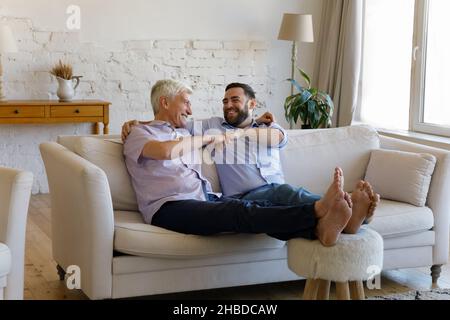 Heureux liant l'homme senior qui fait des buming poings avec le fils grognup. Banque D'Images