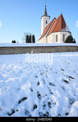 Église Saint-Stanislaus dans la vieille ville européenne de Bielsko-Biala à Silésie en Pologne, ciel bleu clair en 2021 froid ensoleillé jour d'hiver le décembre - vertical Banque D'Images