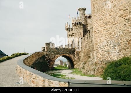 Ponferrada, Espagne - nov, 2021 le Castillo de los Templarios en chemin de St James.Photo de haute qualité Banque D'Images