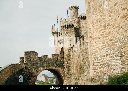 Ponferrada, Espagne - nov, 2021 le Castillo de los Templarios en chemin de St James.Photo de haute qualité Banque D'Images