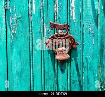 Détail des vieilles portes de maison traditionnelle de l'île de Goree au Sénégal Banque D'Images