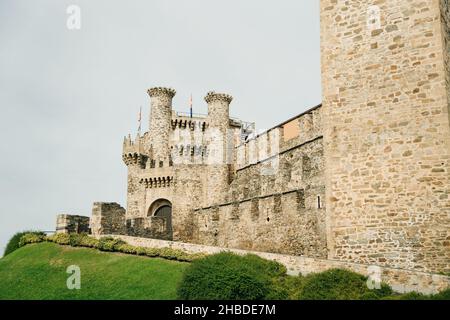 Ponferrada, Espagne - nov, 2021 le Castillo de los Templarios en chemin de St James.Photo de haute qualité Banque D'Images