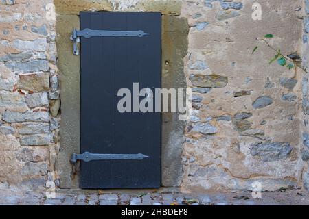 Ancienne porte en bois dans un mur en pierre naturelle Banque D'Images