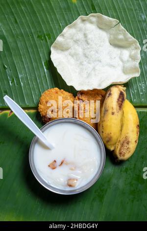 Traditionnel Onam Sadya servi sur une feuille de banane le jour du Festival à kerala Banque D'Images